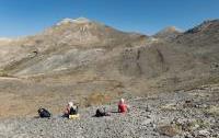 Resting  near Pyrgos Mitato and looking at the summits of Agio Pnevma and Grias Soros